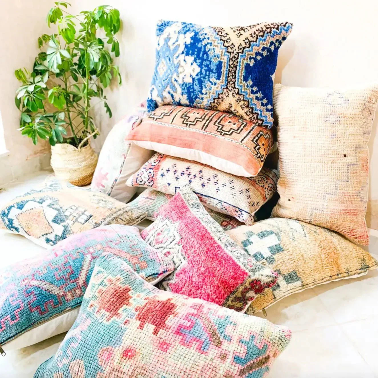 These Made to Last Decorative Pillows Are the 2023 Trend - MAIA HOMES