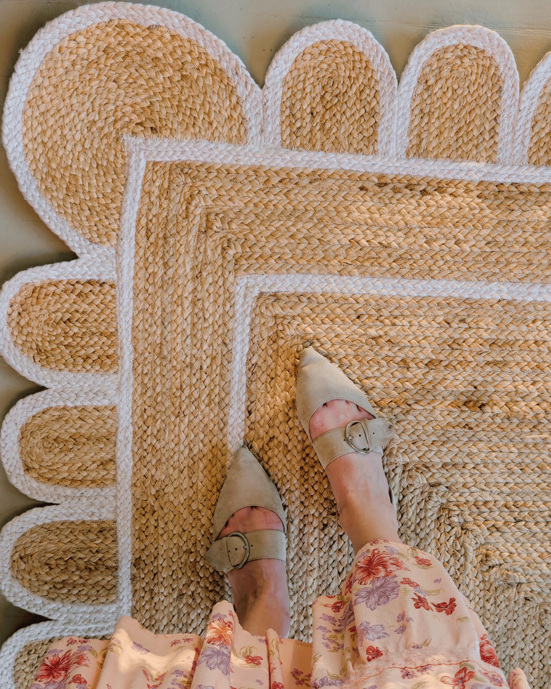 Handmade White Scalloped Jute Rug