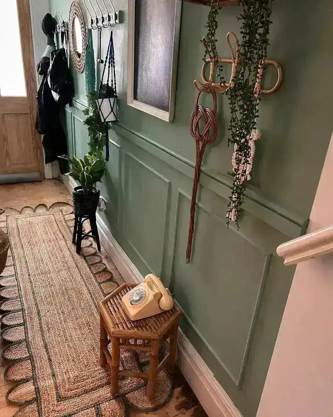 Handmade Scalloped Border Jute Rug - Black Trim - 1001 KNOTS