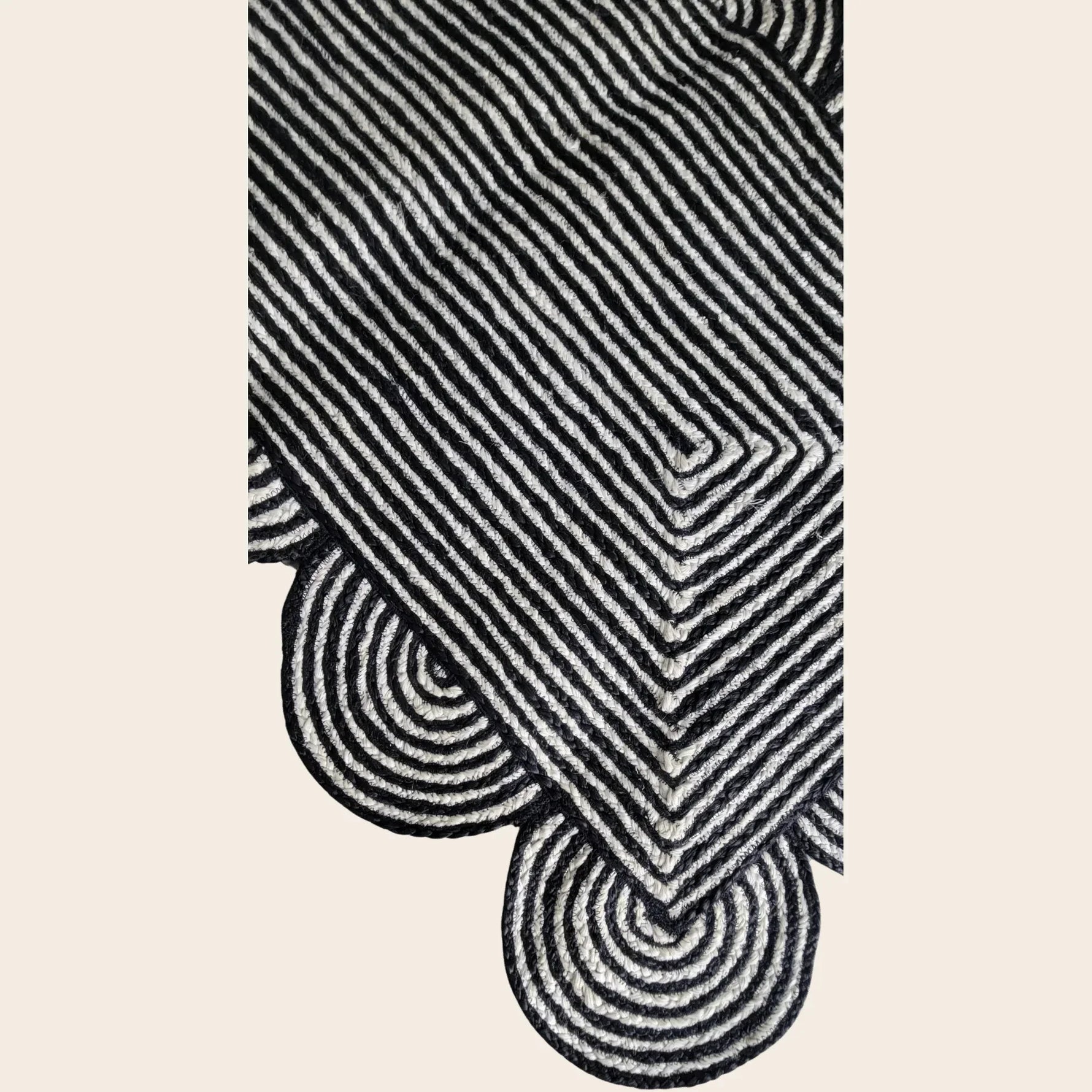 Black and White Scallop Jute Rug