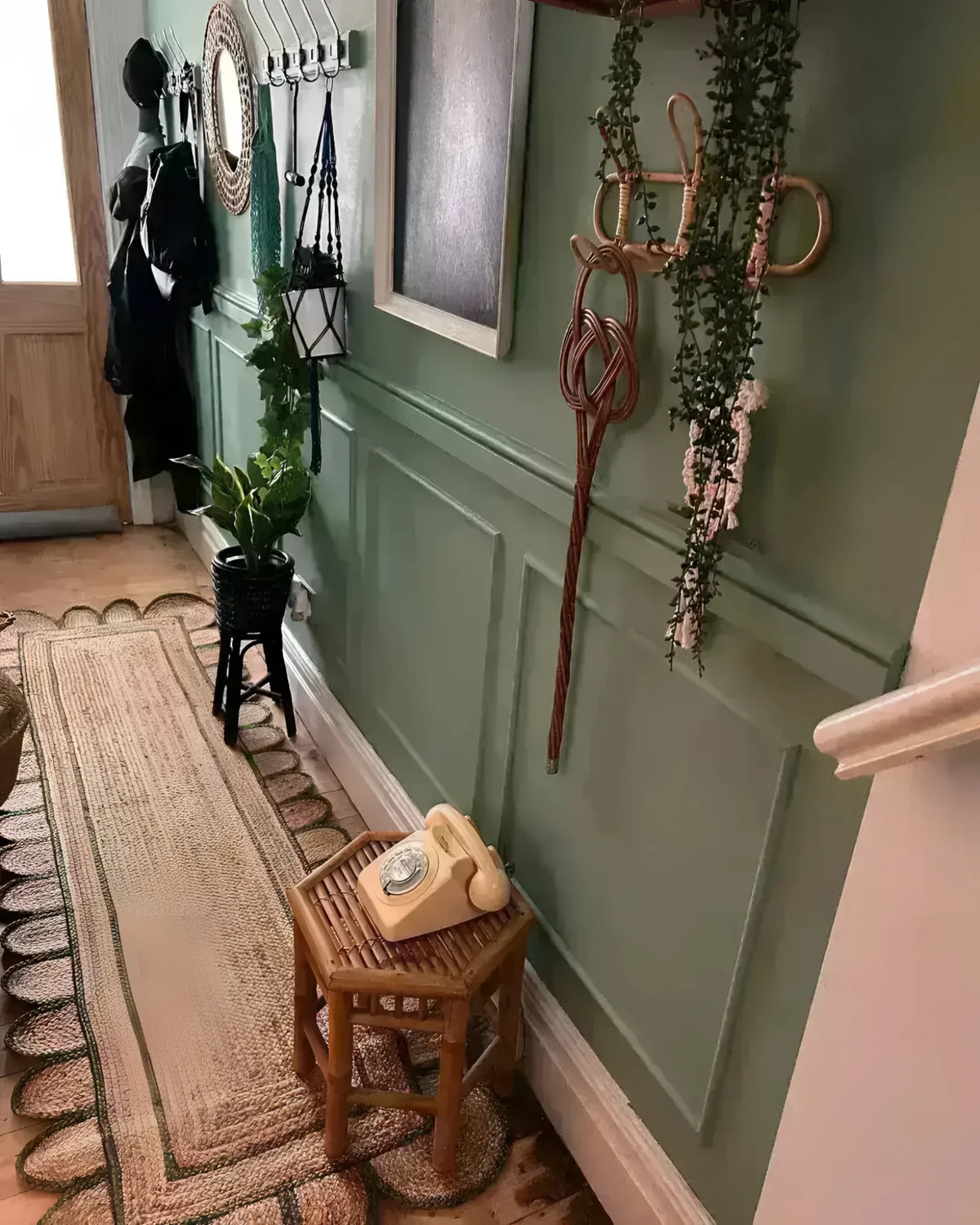 Handmade Scalloped Border Jute Rug - Black Trim - 1001 KNOTS