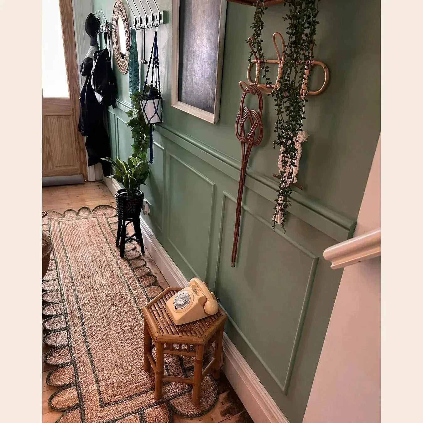 Handmade Scalloped Border Jute Rug - Black Trim - 1001 KNOTS