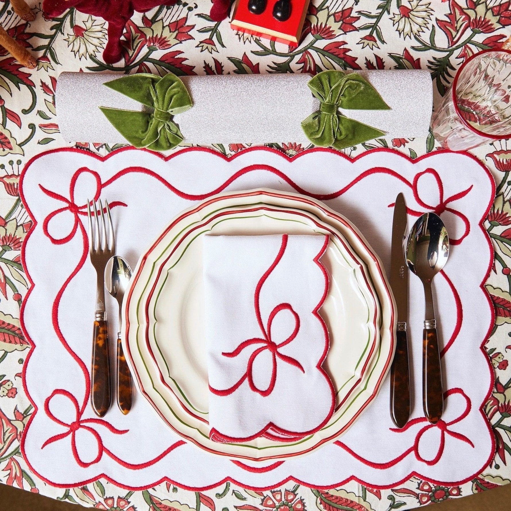 Elegant Emeral Green Embroidered Linen Placemats and Napkins Set