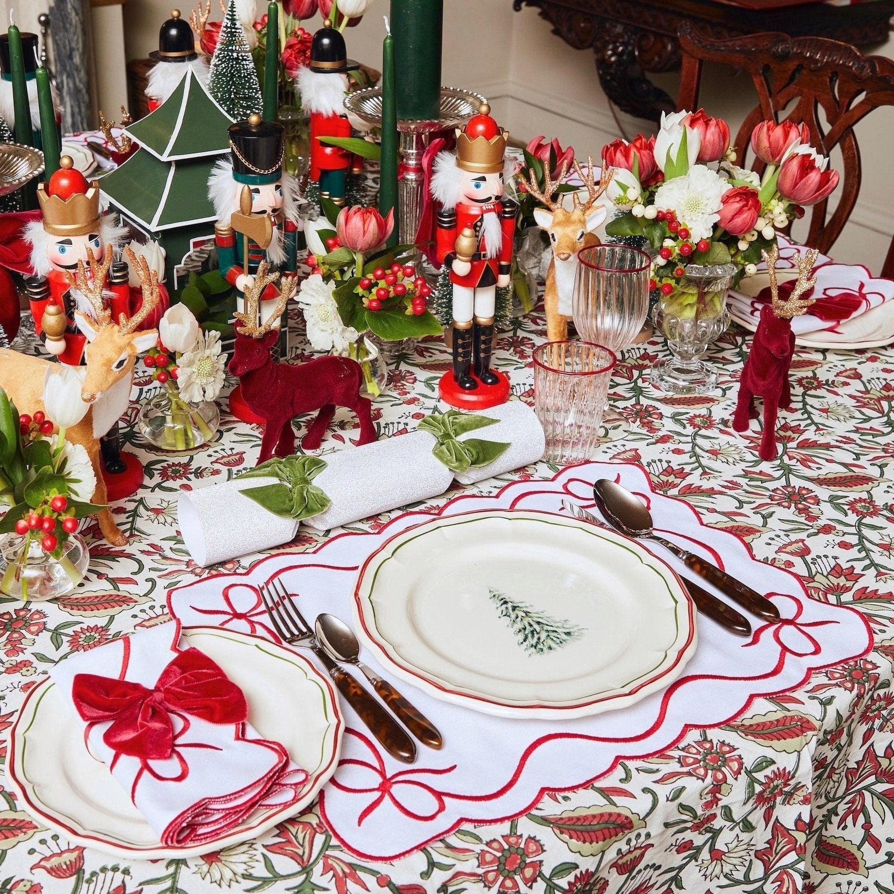 Elegant Emeral Green Embroidered Linen Placemats and Napkins Set