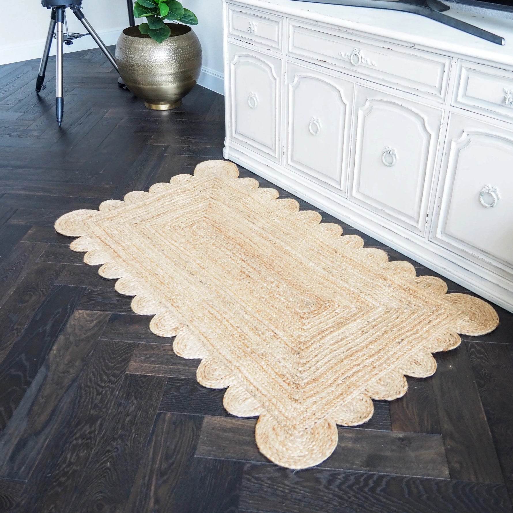 Handmade Scalloped Jute Rug - Natural White