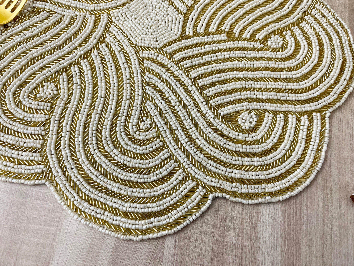 Intertwined Scallop Round Beaded Placemat - Gold/White