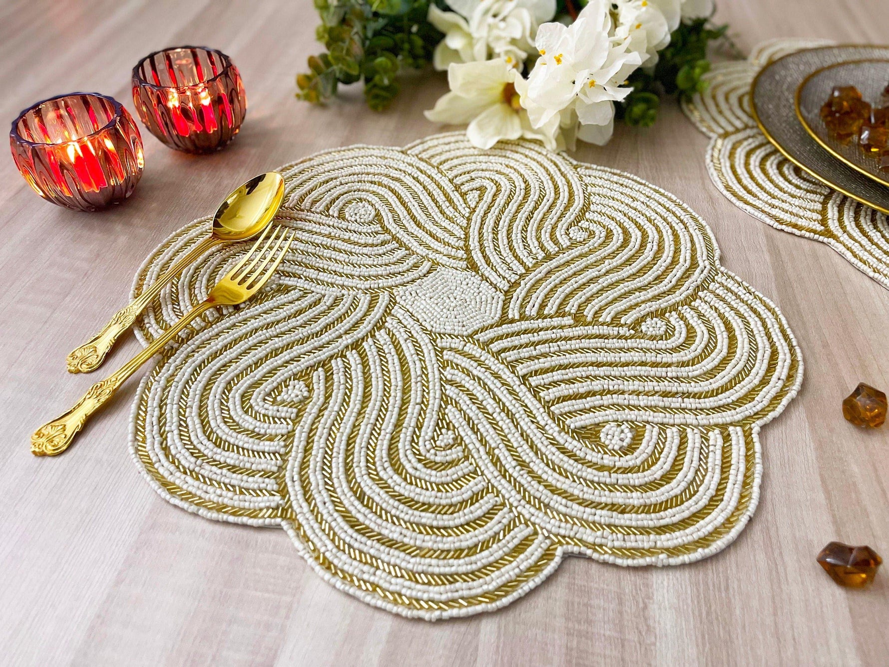 Intertwined Scallop Round Beaded Placemat - Gold/White